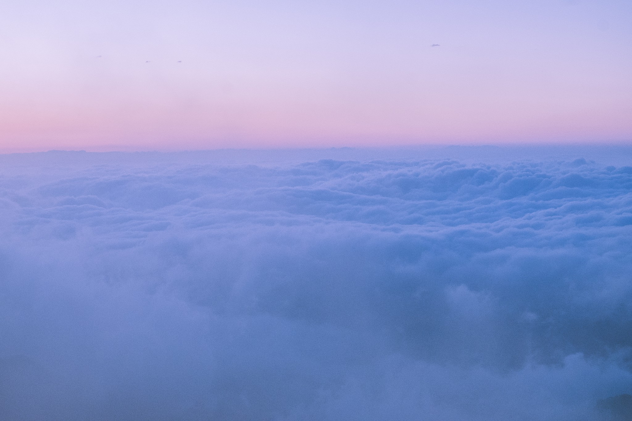 梦境翱翔，解读梦见坐飞机游看山的深层含义