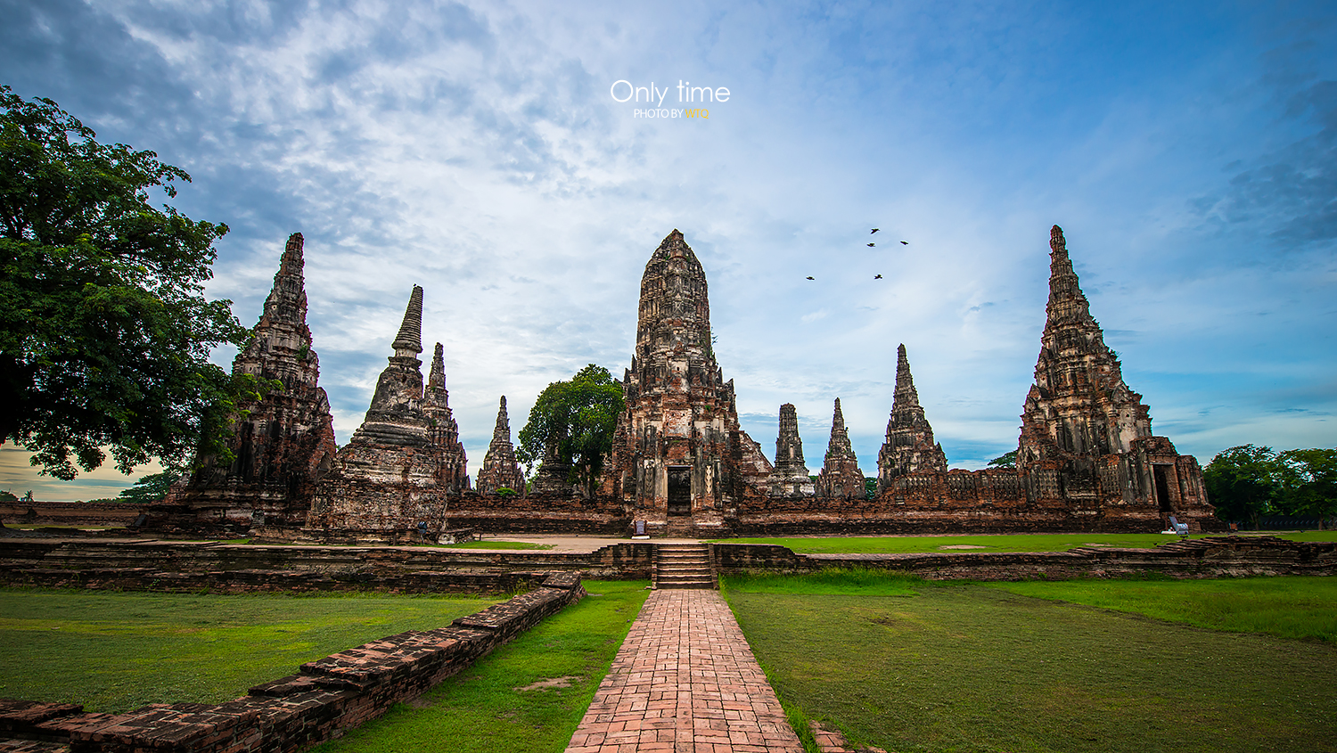 早上的柴瓦塔那兰寺没有多少游人,13座高塔在生满青苔的石基上静静的