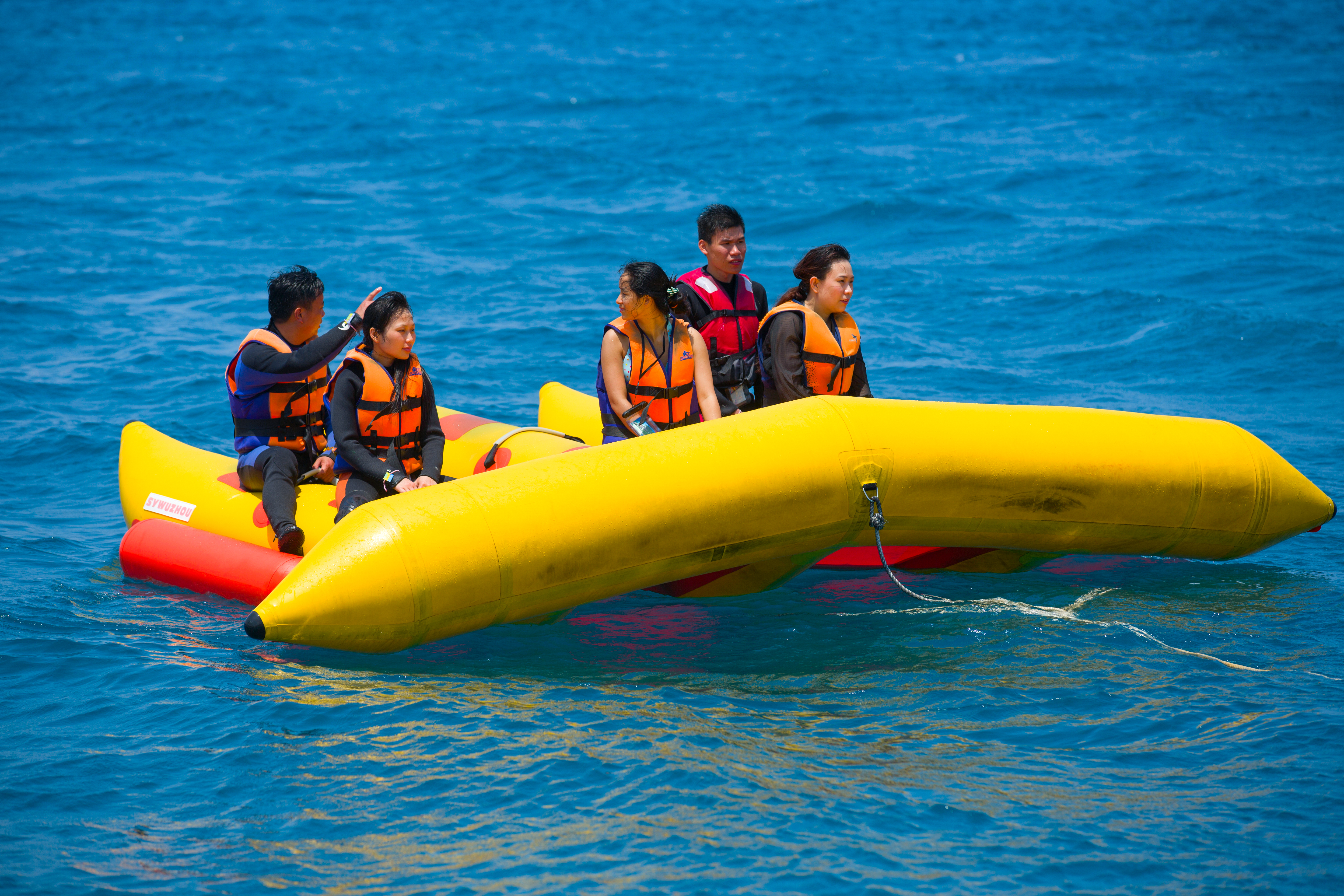 三亚蜈支洲岛海上项目大小飞鱼鱼游在浪尖