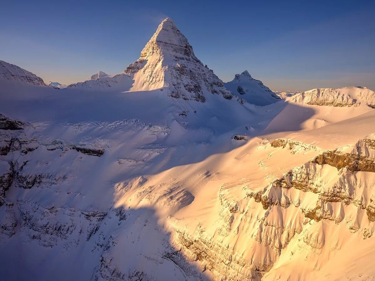 阿西尼博因山(mountassiniboine)  作为冰川侵蚀后形成的角峰  它