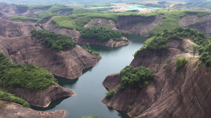 霧漫小東江 情迷高倚嶺 雲海回龍山