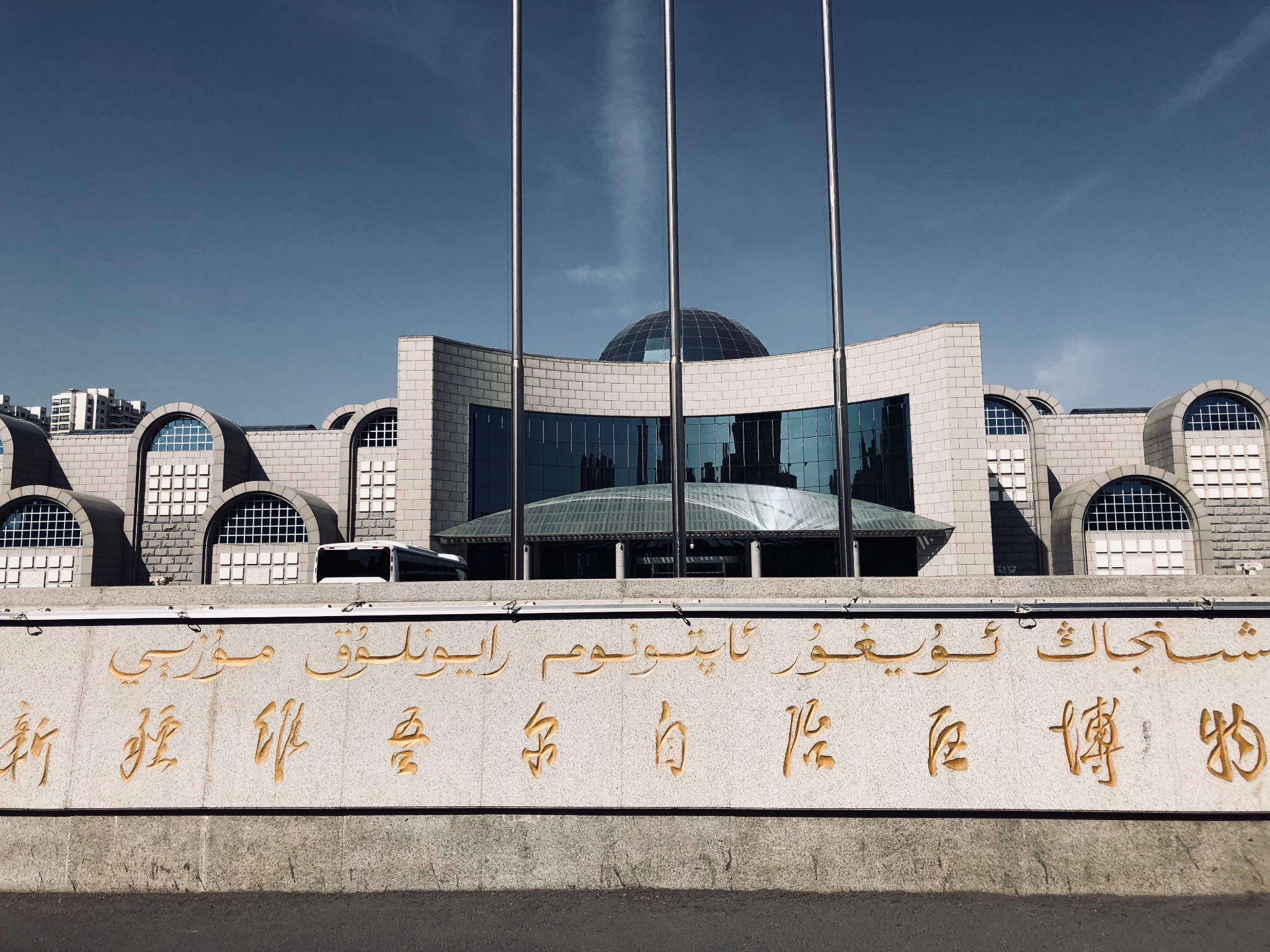 博物馆是一座现代化的三层大楼,新疆民族风情展馆在一楼,介绍了