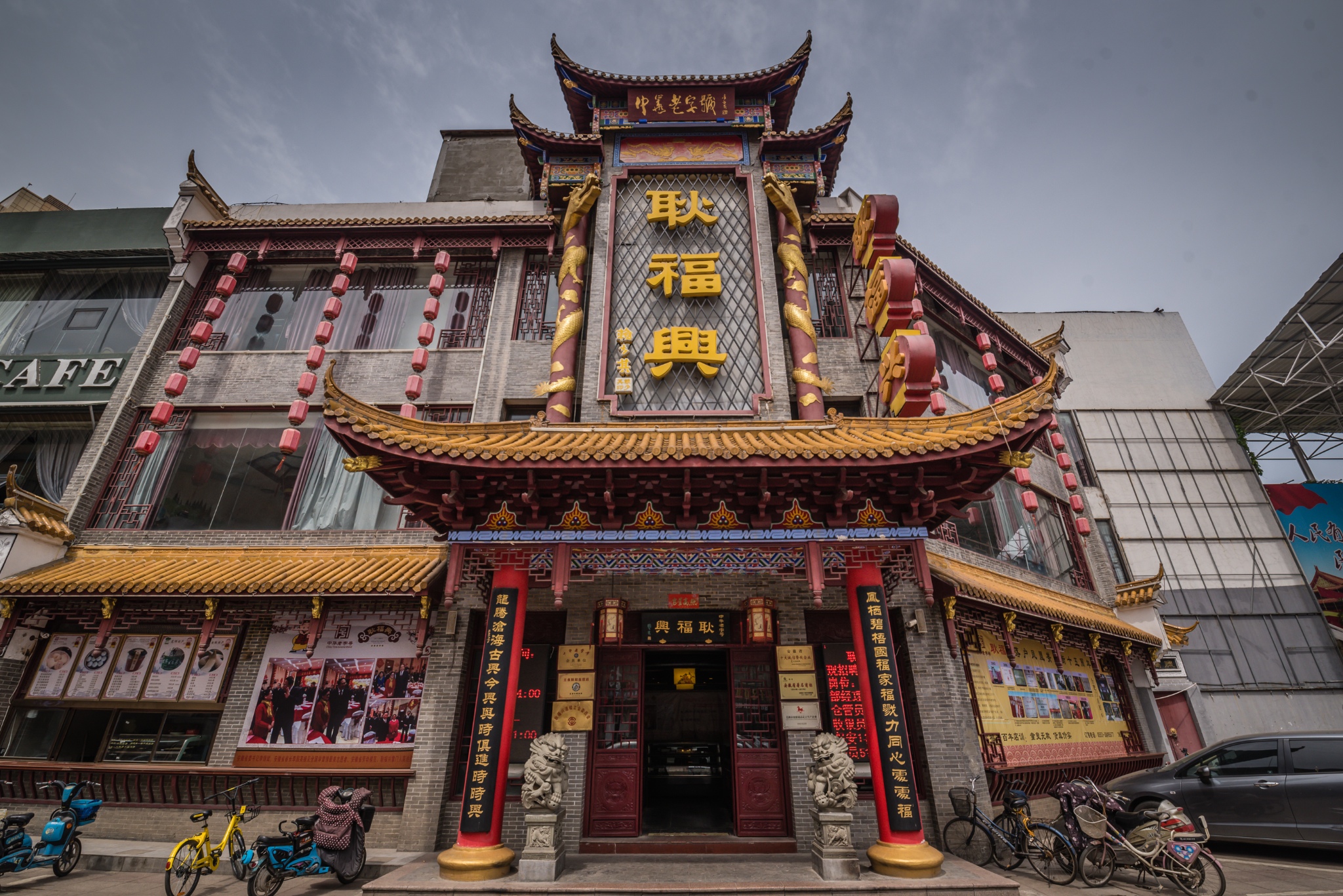 凤凰美食街位于芜湖市中心,一条街的南北两头都有比较宽敞的停车场,五