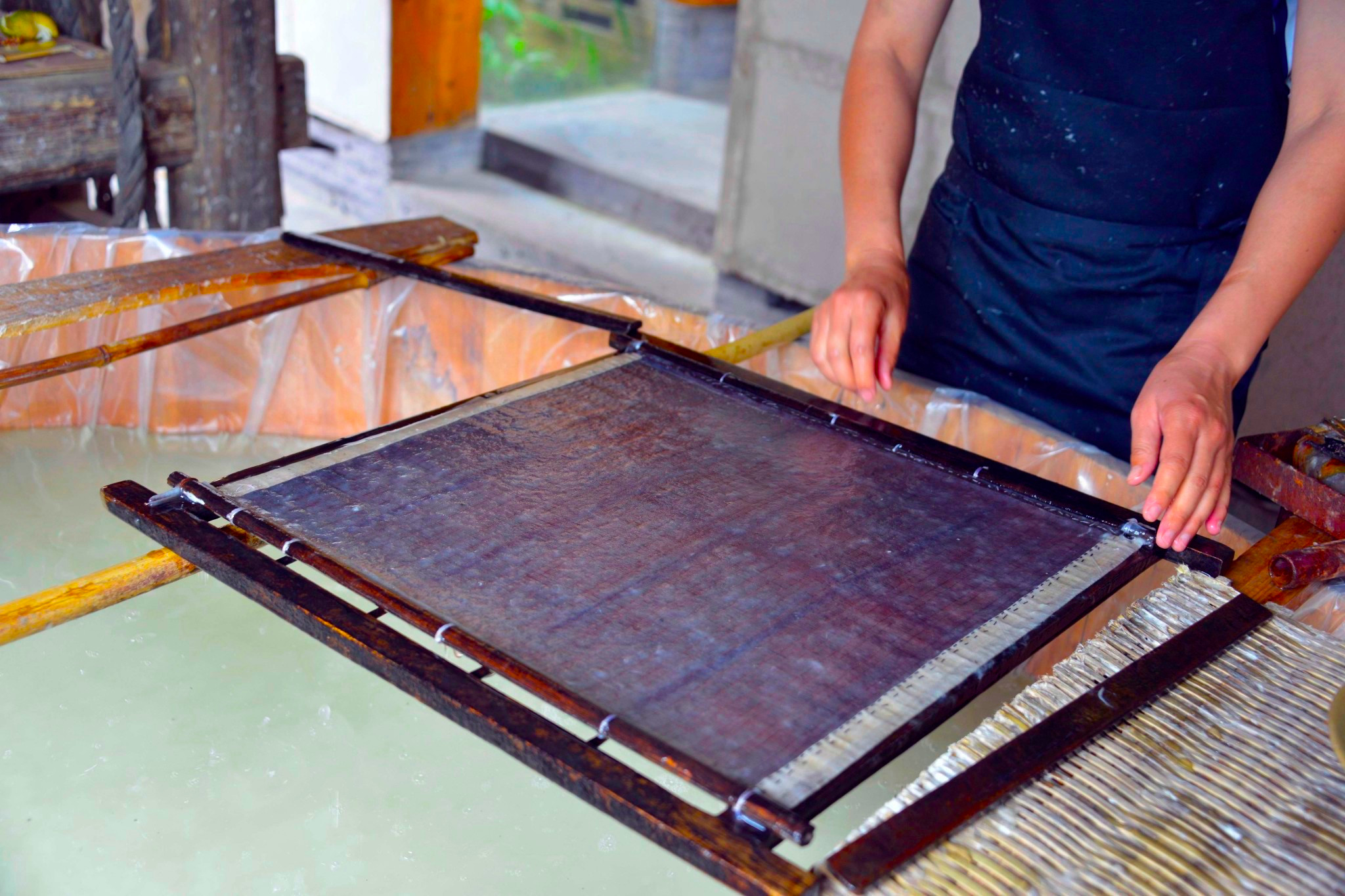              古老的造纸技术延传