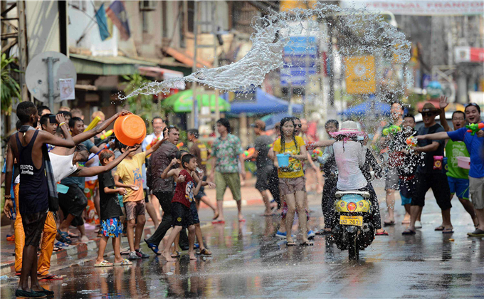                  :老挝泼水节.