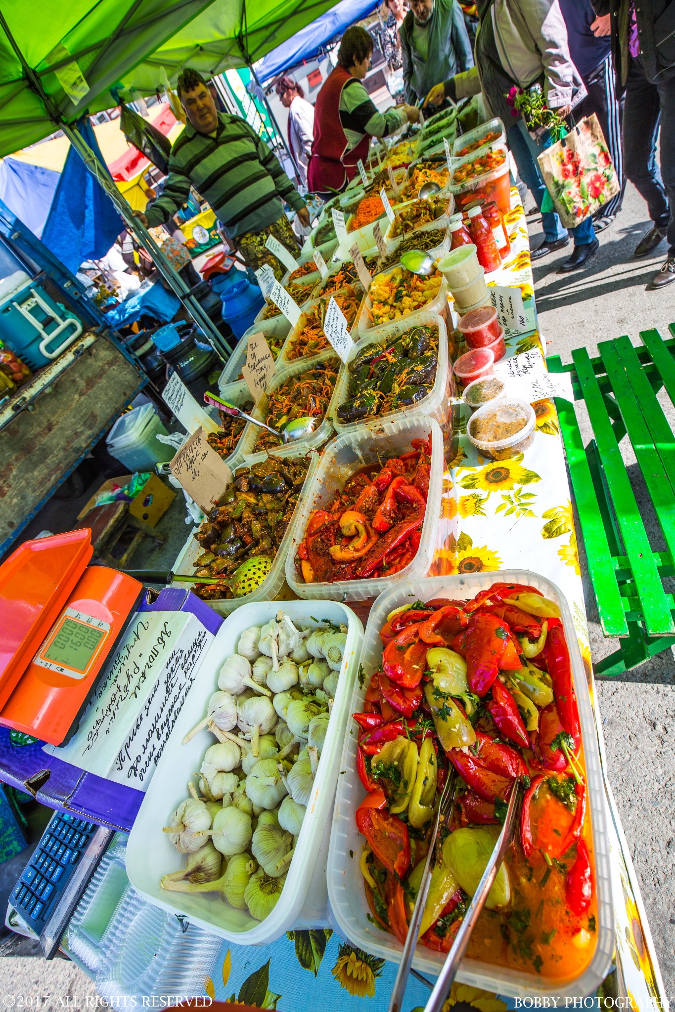 色彩斑斓的新鲜浆果也是应有尽有,包括樱桃,草莓,蓝莓,沙棘等等.