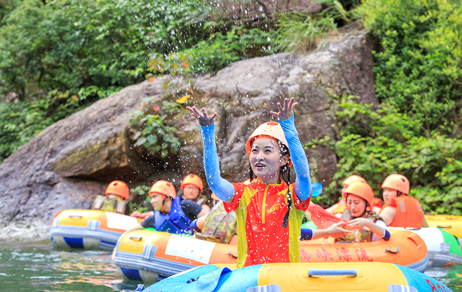 古龙峡云天玻霸通天佛掌网红孵化12亿流量黄腾峡漂流天门悬廊灯光秀