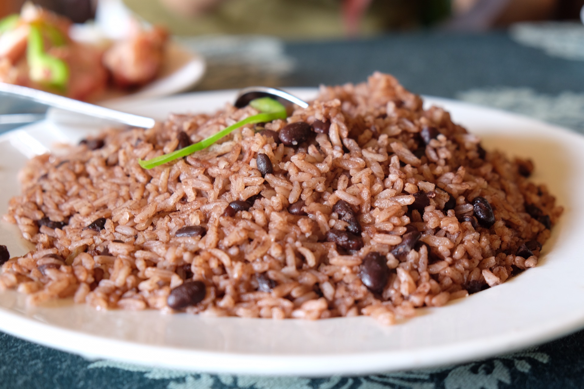 黑豆饭是古巴传统的主食,基本每道主菜上来都会