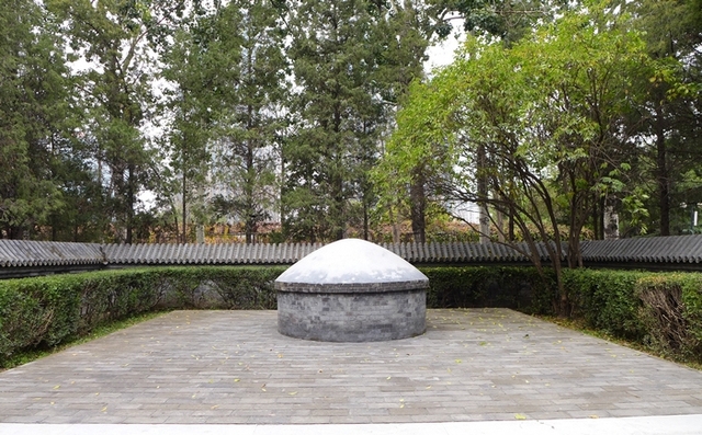 北京通州西海子公园里的李贽墓