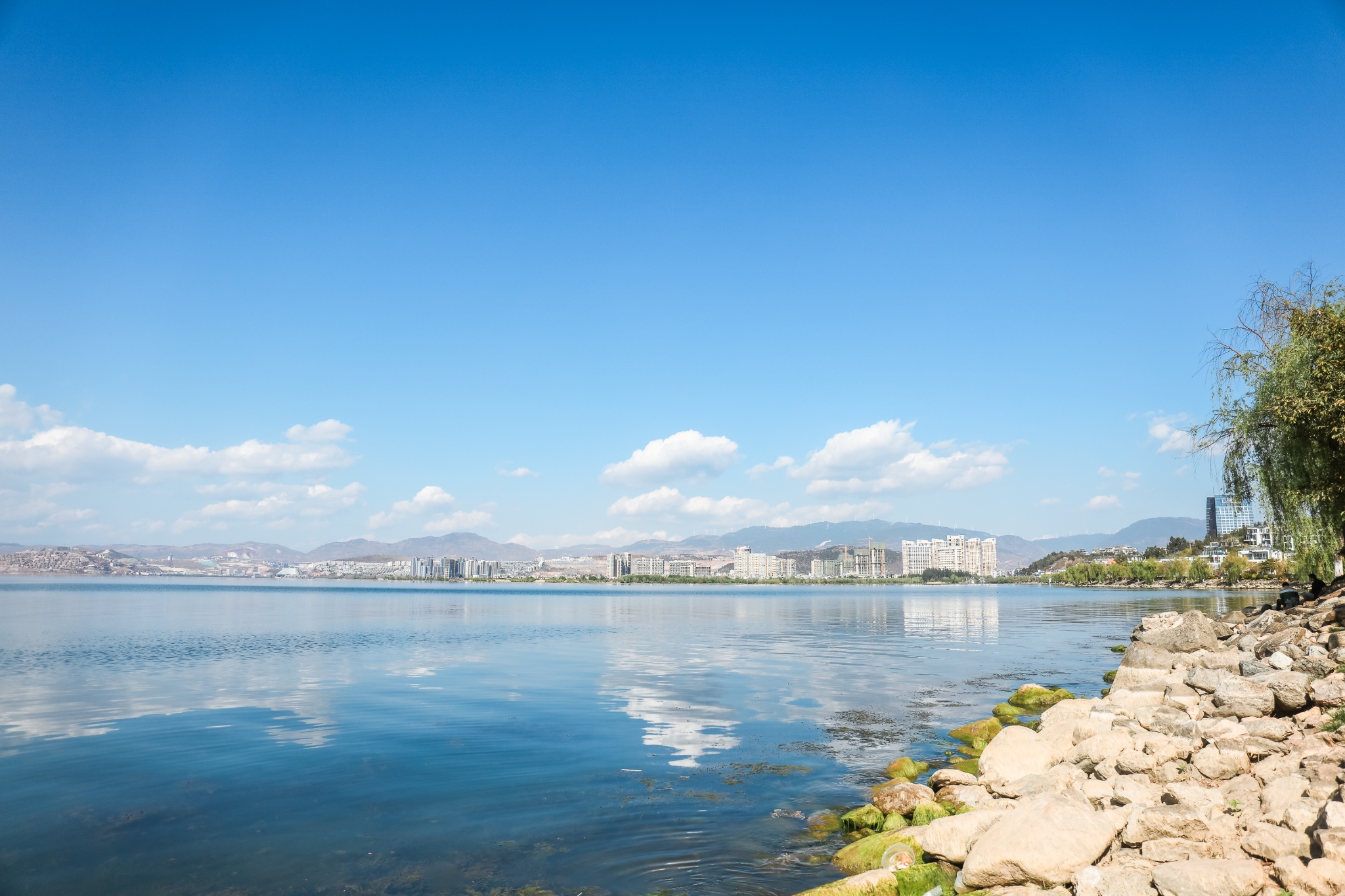 在风平浪静的日子里泛舟洱海,那干净透明的海面宛如碧澄澄的蓝天,给人