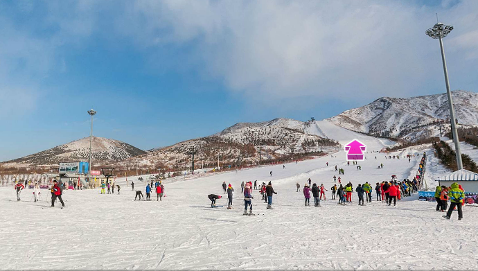 北國風光下的冬季樂園——何家溝滑雪場