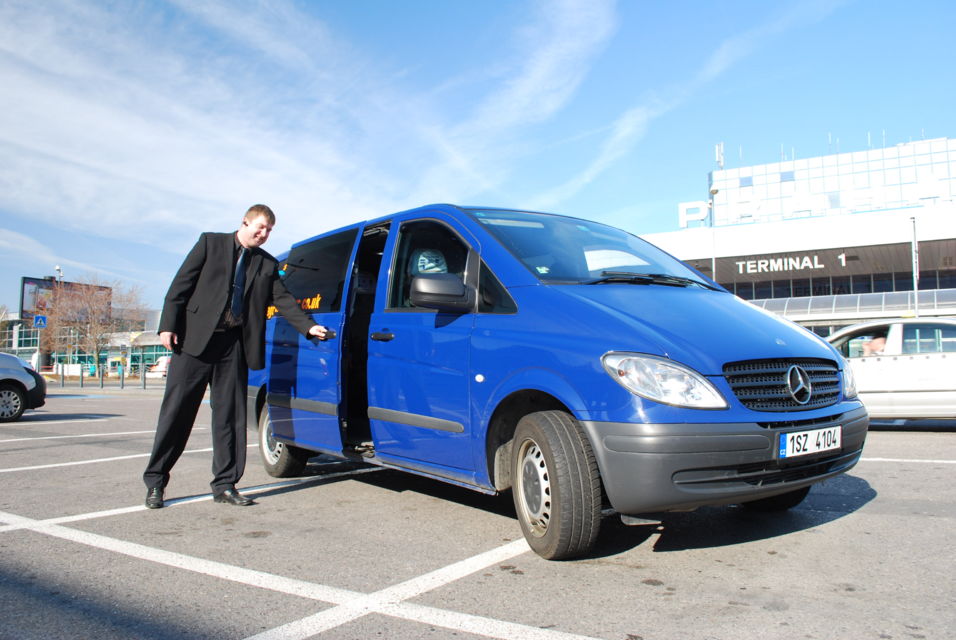 捷克布拉格火车站至市区酒店专车接送(24小时车辆服务/举牌迎接/赠送