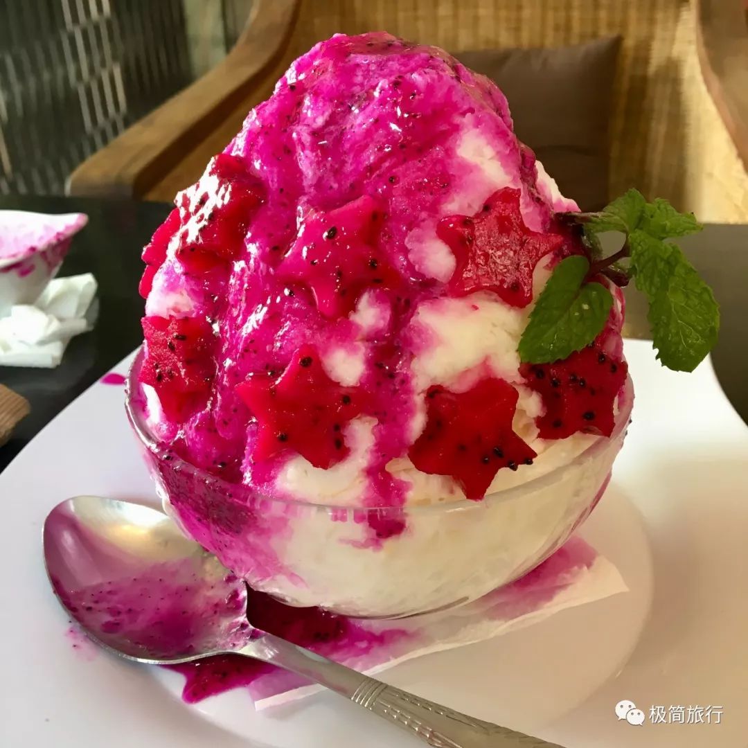 人开的网红咖啡厅,fresh fruit factory,服务周到,图为招牌火龙果刨冰