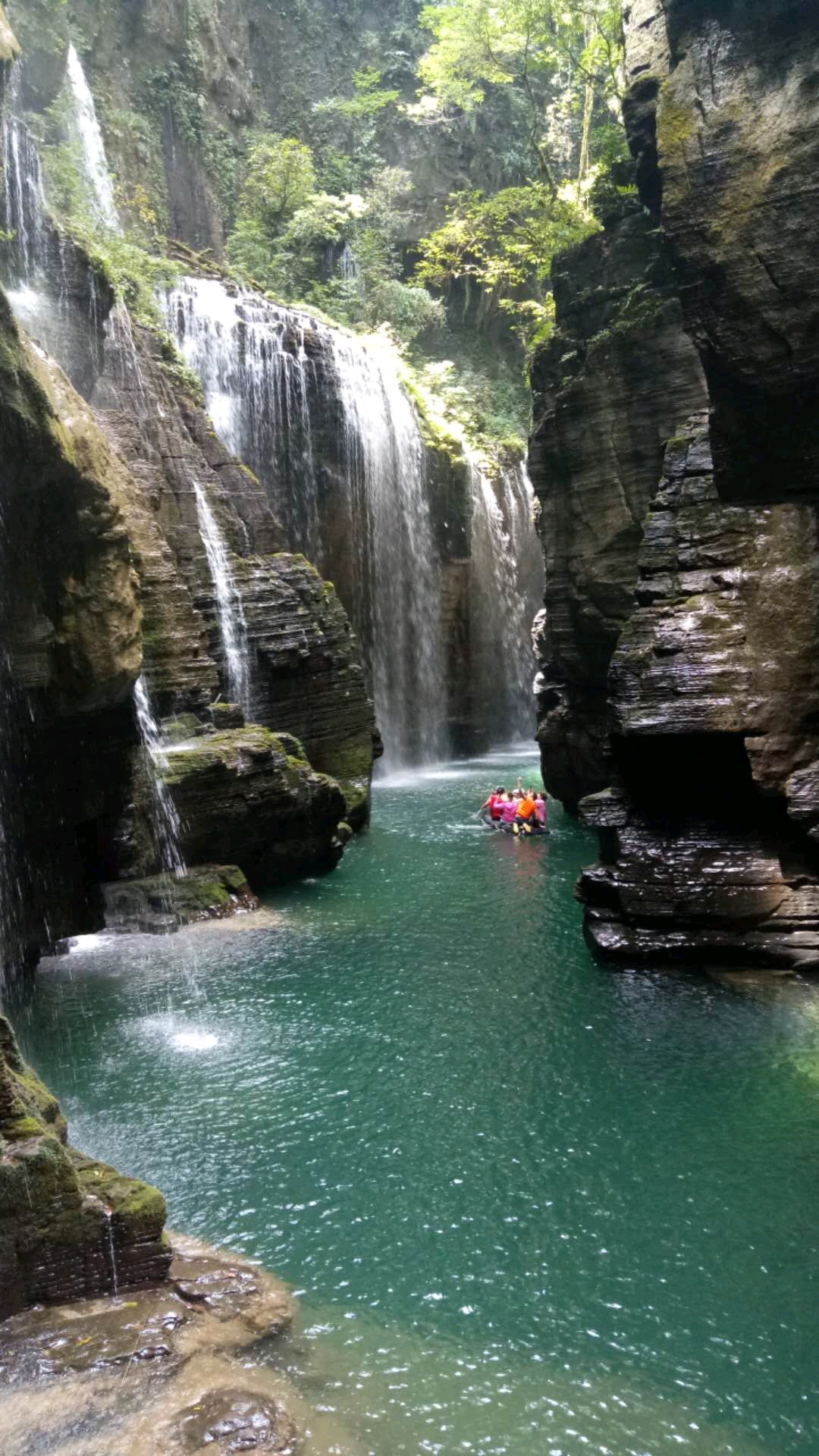 恩施鶴峰隔子河七眼泉峽谷,這裡景色優美,峽谷景廊很長,漂浮船的感覺