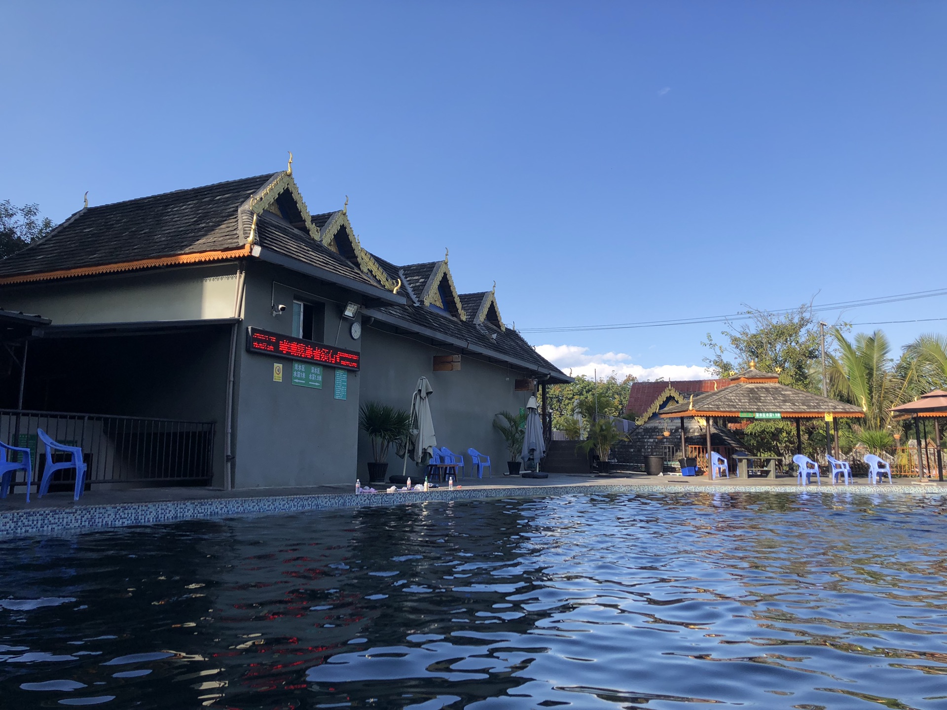嘎洒温泉路过曼洒中心佛寺