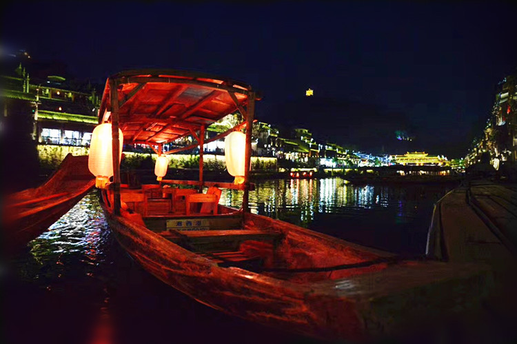 上游沱江泛舟是从沱江码头沱江泛舟检票处直接刷身份证登上乌篷船船