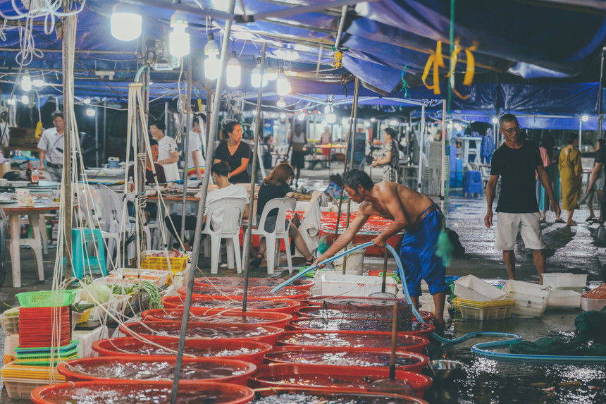 :海鲜夜市.by:摄影小磊
