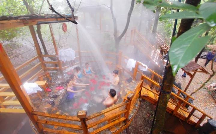 树上温泉 地下温泉泡厌了 感受身心融于旷野无边的森林中 天门沟饱满