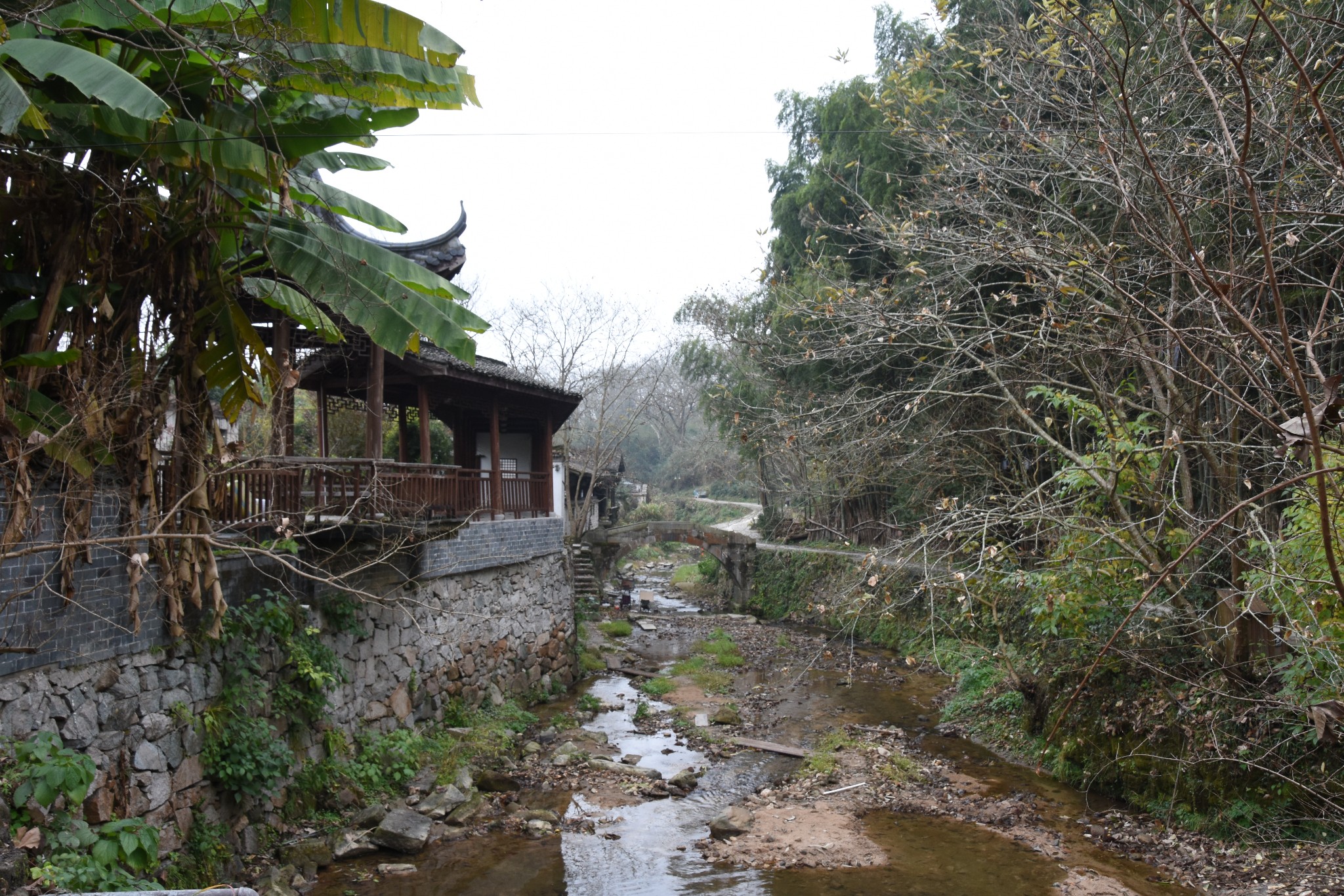 查济村,是一处保存较为完整的古建筑群,岑溪,许溪,石溪三溪在村中汇流
