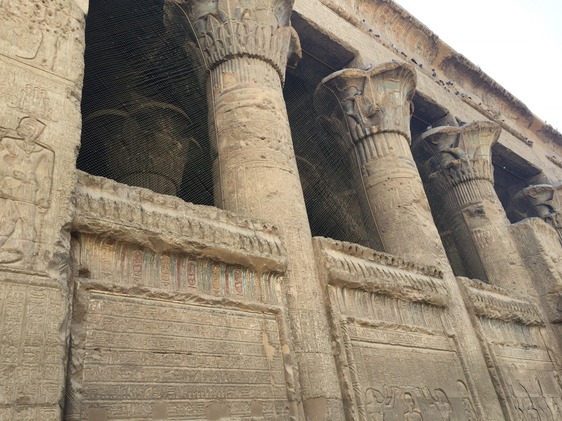 由于古代尼罗河泛滥使地面变高,神庙都已埋在地下,.