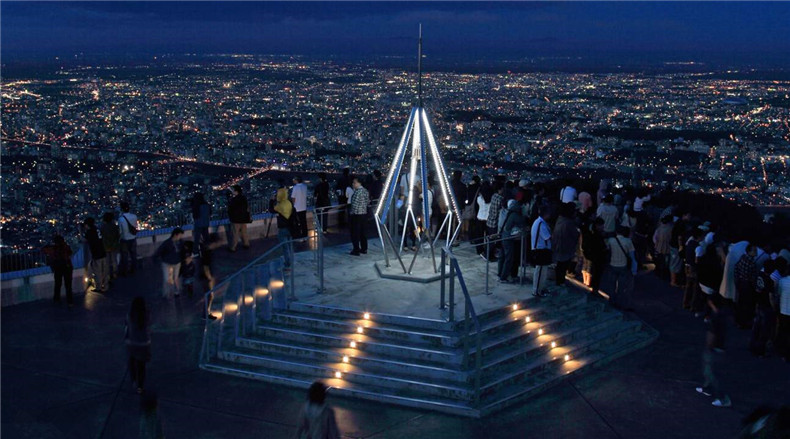 徒步登山除了乘坐缆车,藻岩山也可以轻松攀登,非常受到札幌市民的喜爱