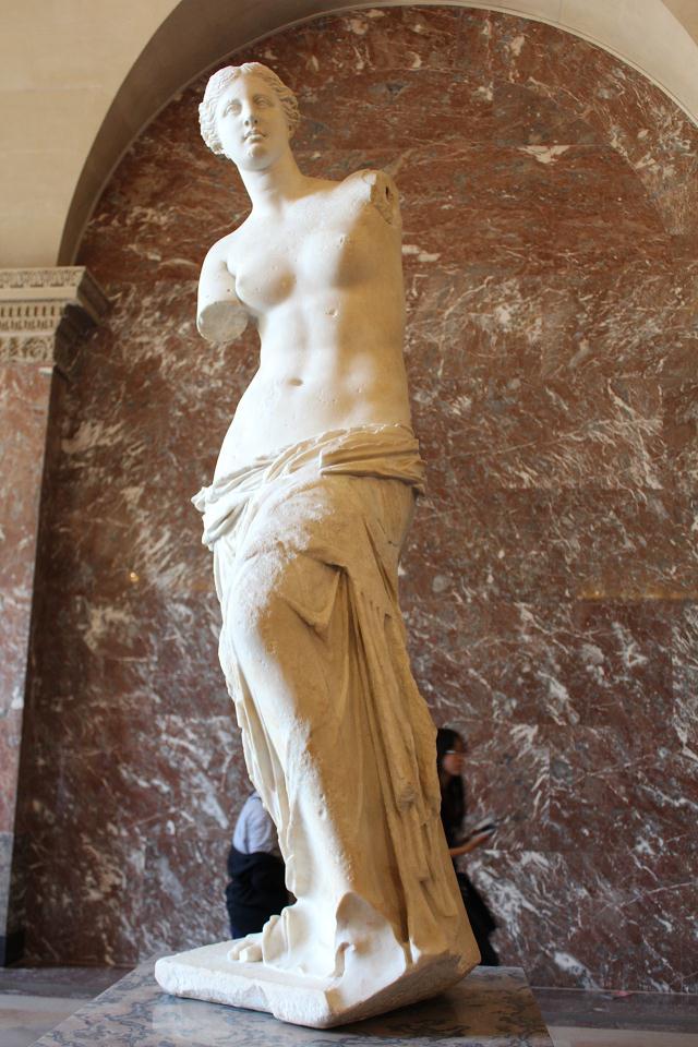 这里的镇馆三宝是世人皆知的《米洛的维纳斯》,《蒙娜丽莎》和《.