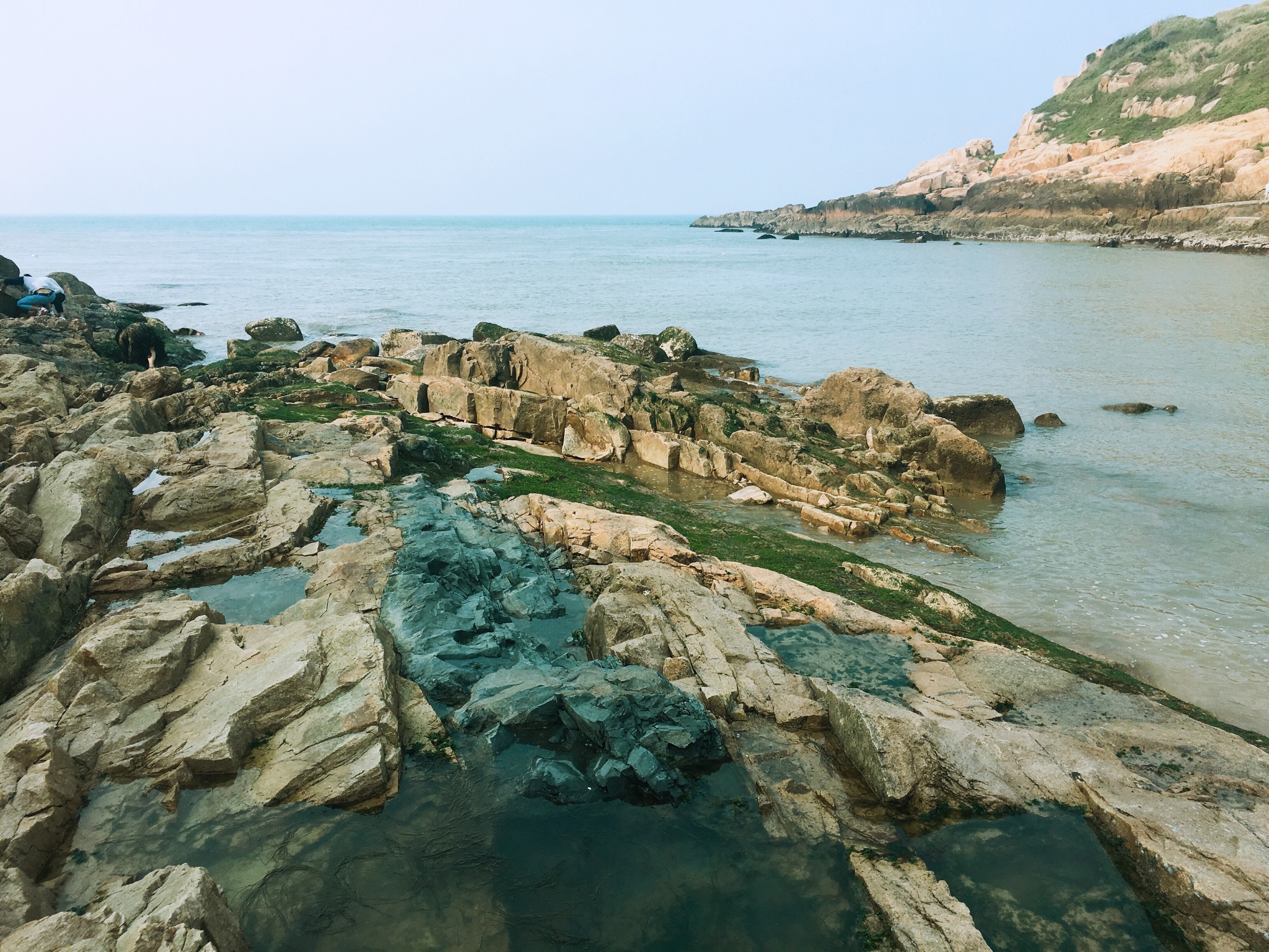 环岛途中,来到了庙子湖岛上的唯一一个沙滩,不大,人不多,礁石间,有