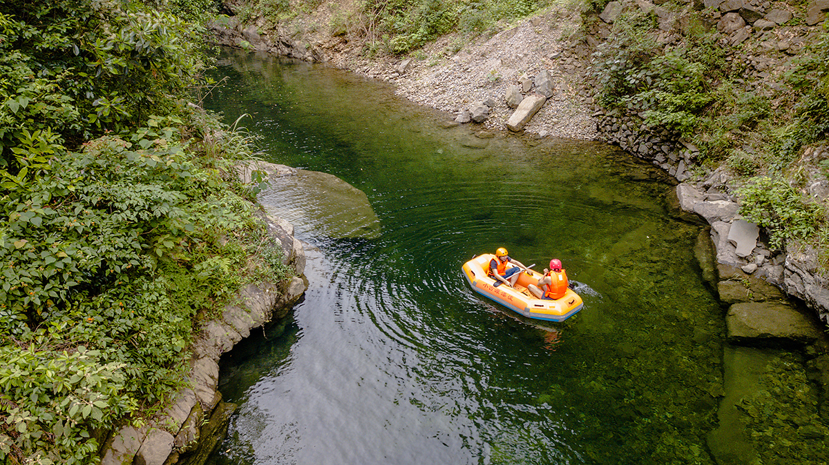 漂流是三级坝体冲水而下,上游段落差很大,很
