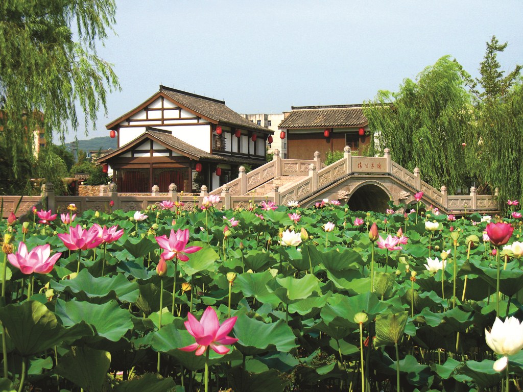 美仑美奂的西施殿坐落在苎箩山麓,浣纱江畔.