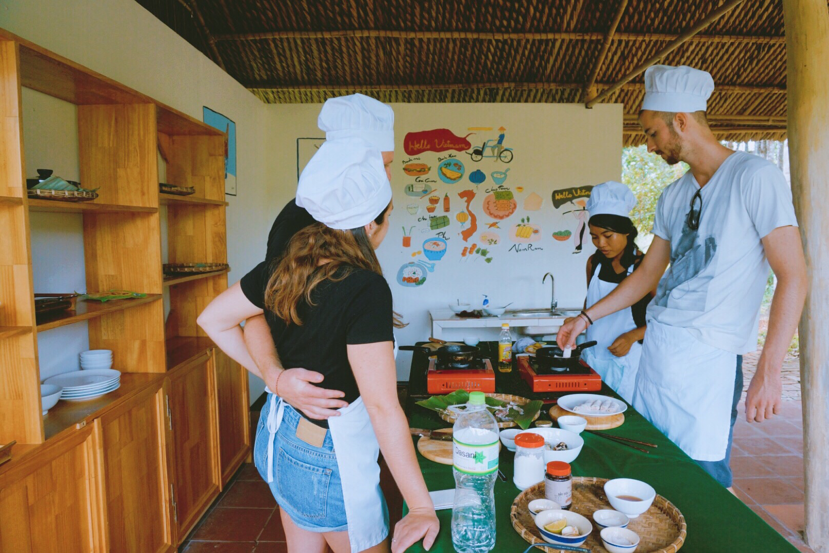 别光吃着新鲜,还可以跟当地的厨师一起,学做越南菜