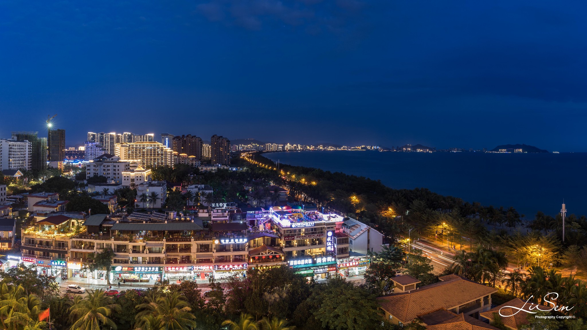 夜幕已經降臨,也到了我們即將離開的時候,最後拍一張三亞的夜景,然後