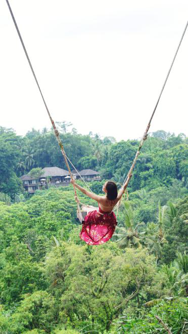 吊床秋千是这个秋千园的特色,荡起来的很稳,幅度不大,在丛林中轻轻