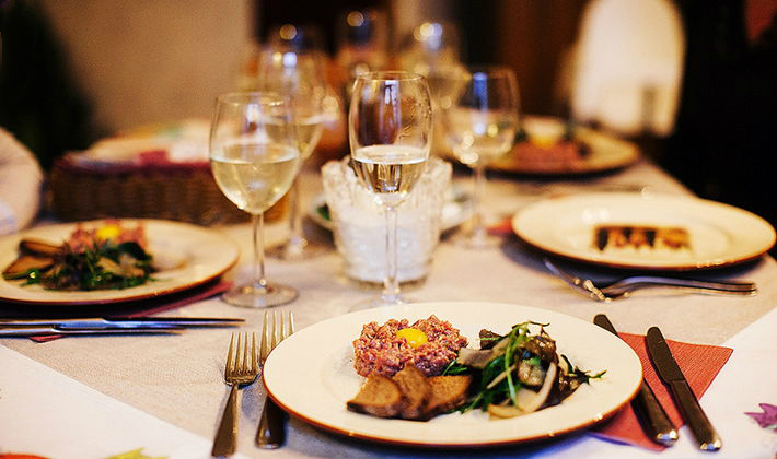 美国纽约当地私家美食厨房享受美味晚餐