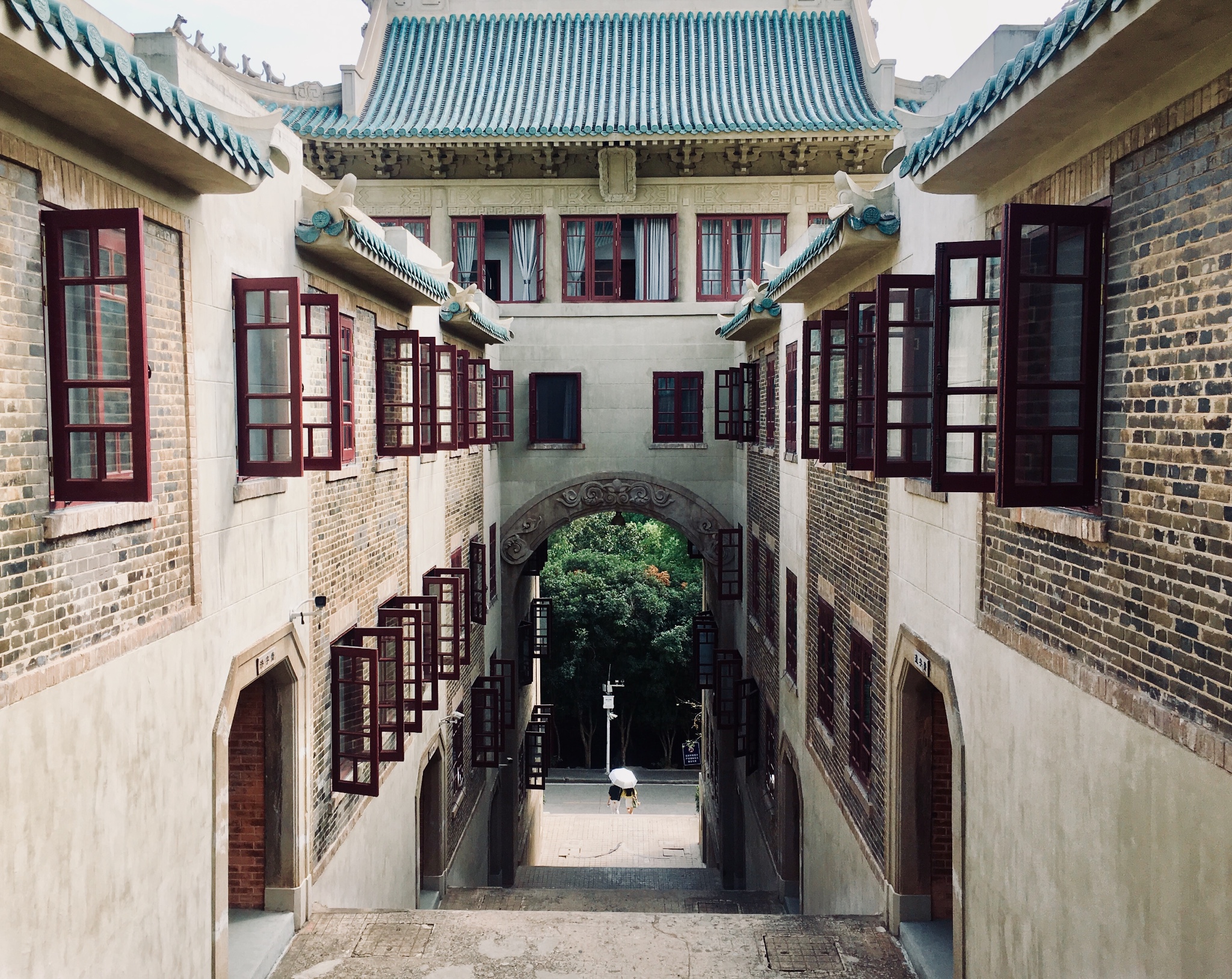 武汉人口逃跑_武汉地铁出人口图片(2)