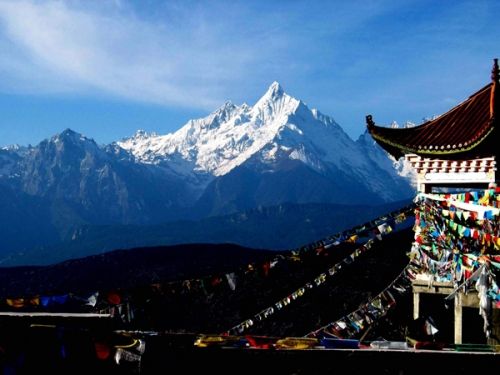 牧场的游牧民族文化神秘圣湖—灵犀湖(藏语:良扎湖)站在石卡雪山之巅