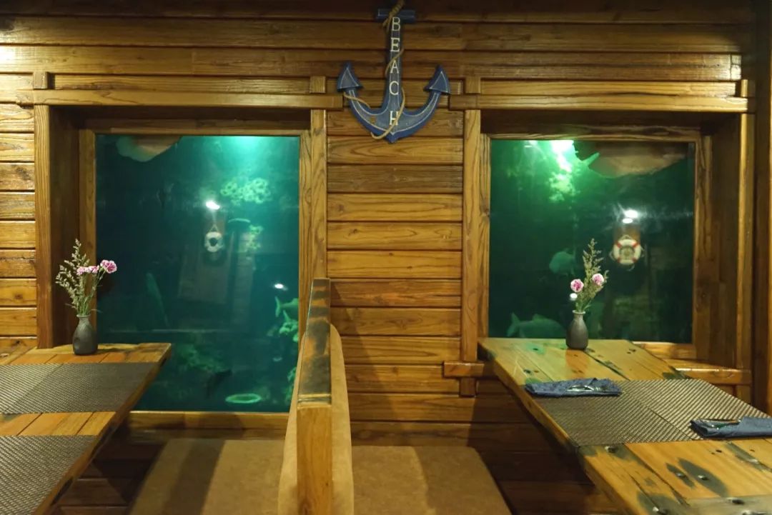 原木和船舱的设计很贴合海底主题,别忘了窗外