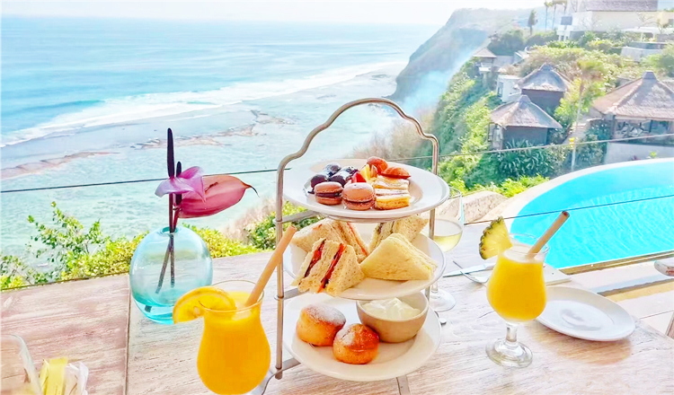巴厘岛人气 下午茶卡尔玛·坎得拉酒店悬崖海景下午茶 坐在崖边的巨型