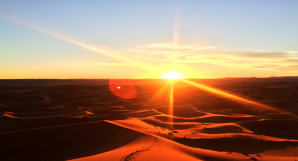                 沙漠日出:清晨爬
