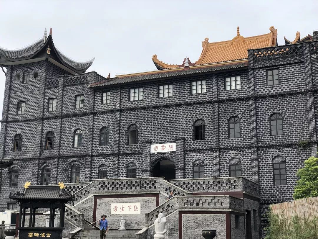 重庆 自由行攻略                     位于南岸区玄坛庙狮子山麓,始