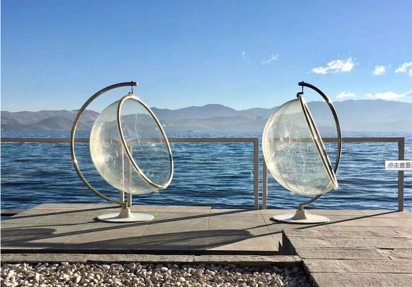             洱海网红玻璃球拍照