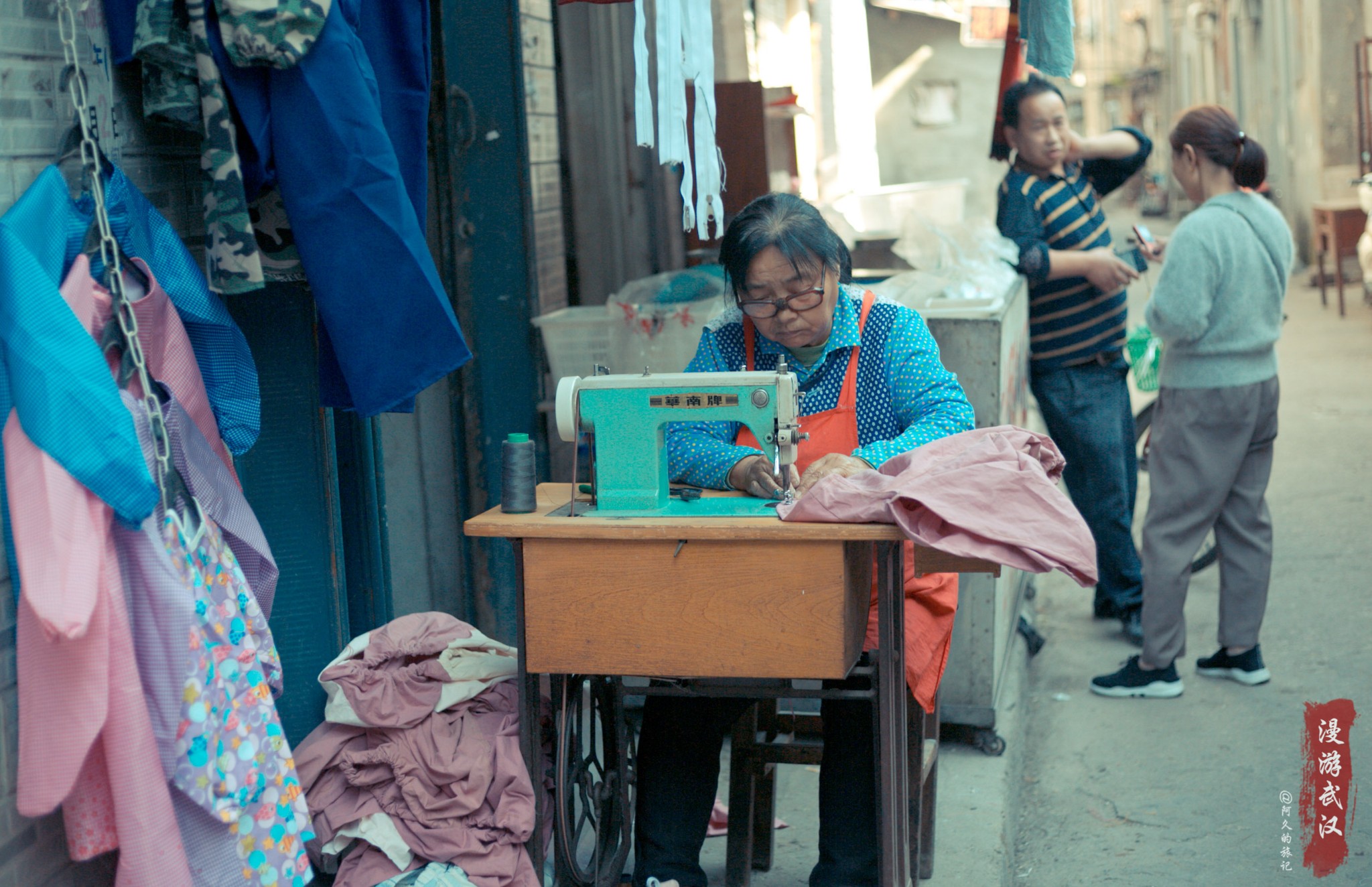     手艺人踩着缝纫机