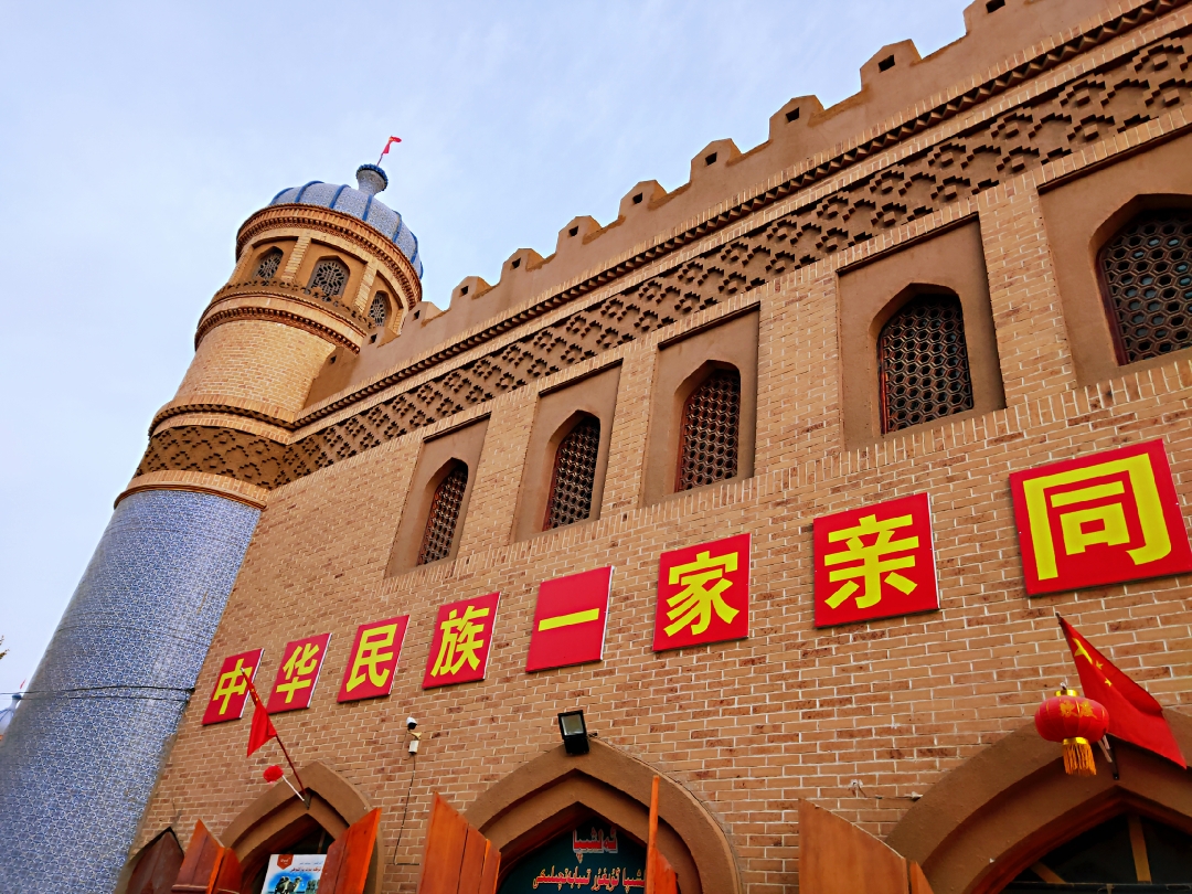 走在南疆美丽的莎车县