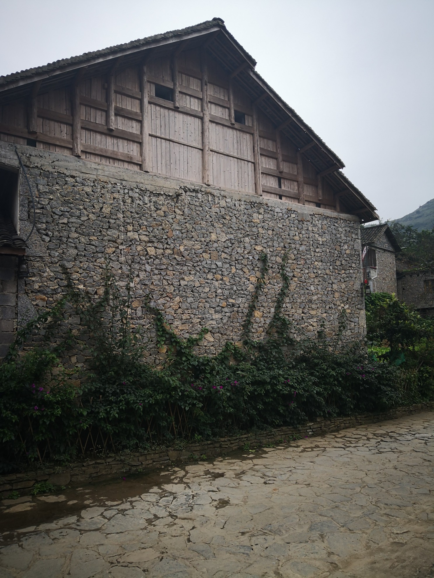 雨补鲁村看天坑泥凼石林兜圈圈