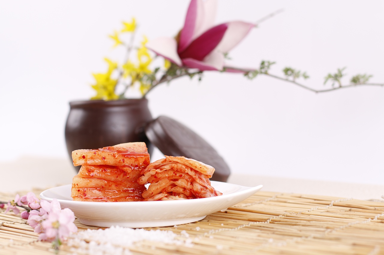 在吃完它后,现场作诗《调寄忆江南》一首:"青城好,泡菜冠全川