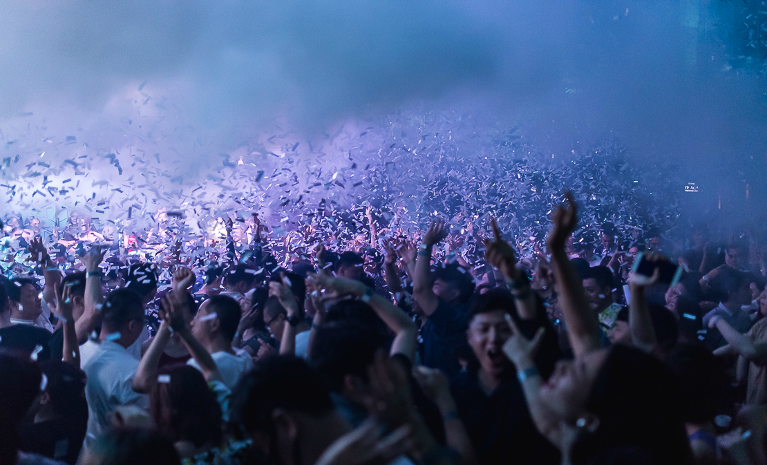             夜店跨年狂欢派对图