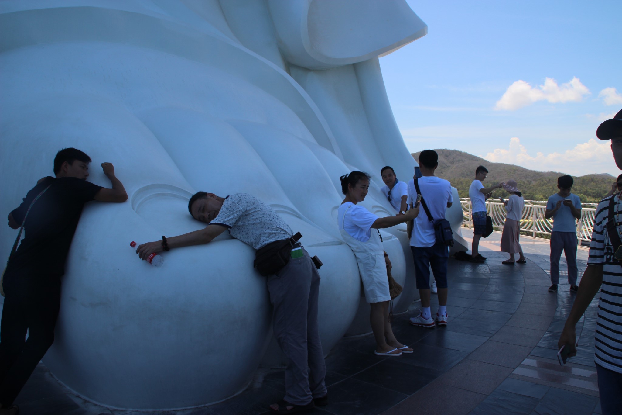 海南三亚南山观音文化苑__抱佛脚