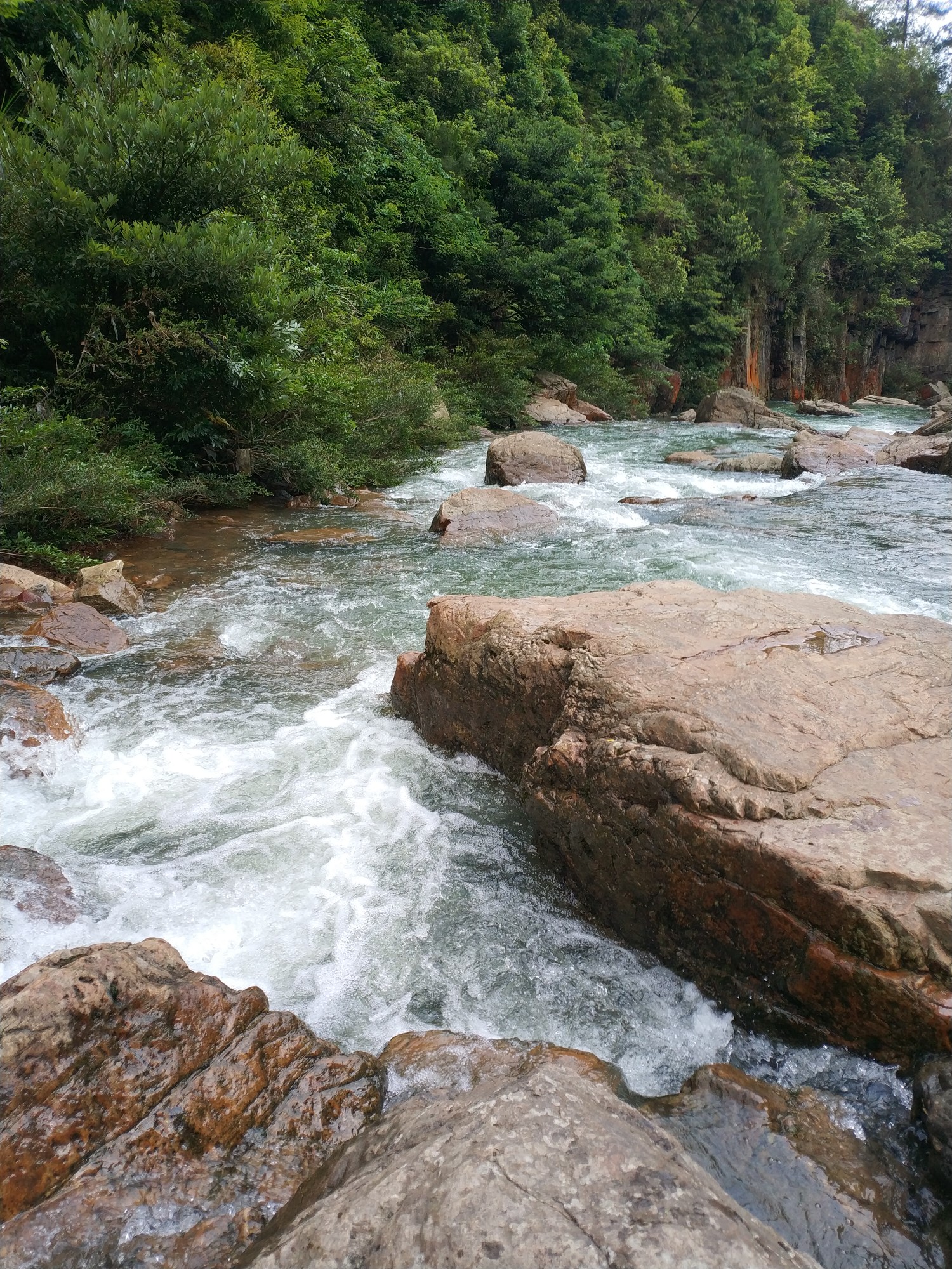 单人走龙滩水库下游瀑布,龙里旅游攻略 - 马蜂窝