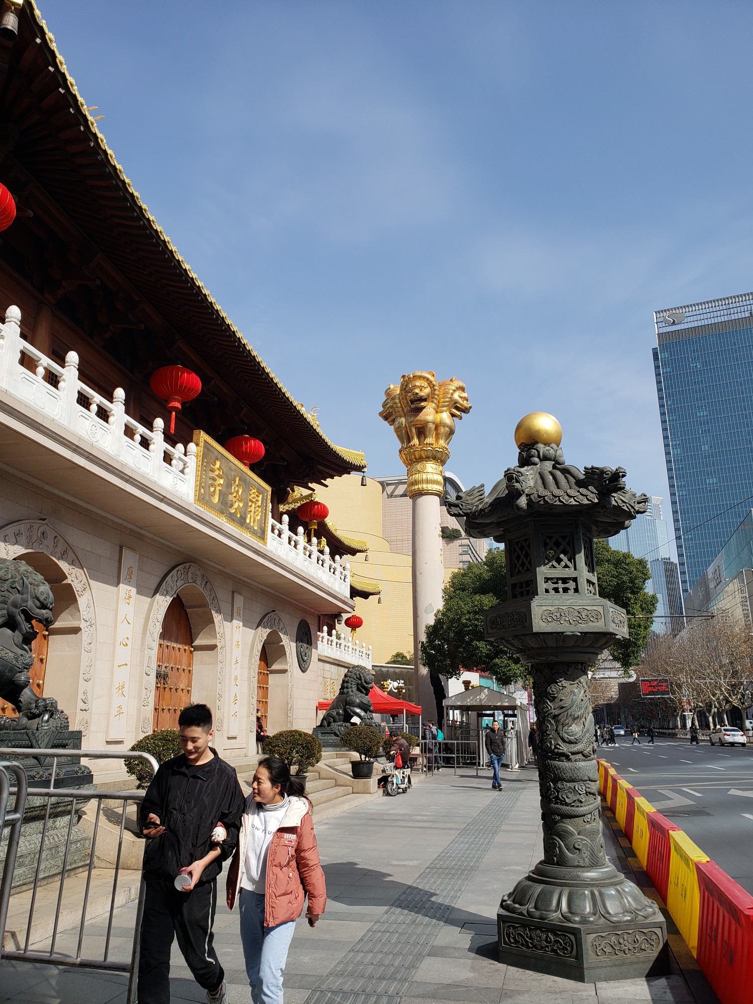 上海静安寺寺外街景