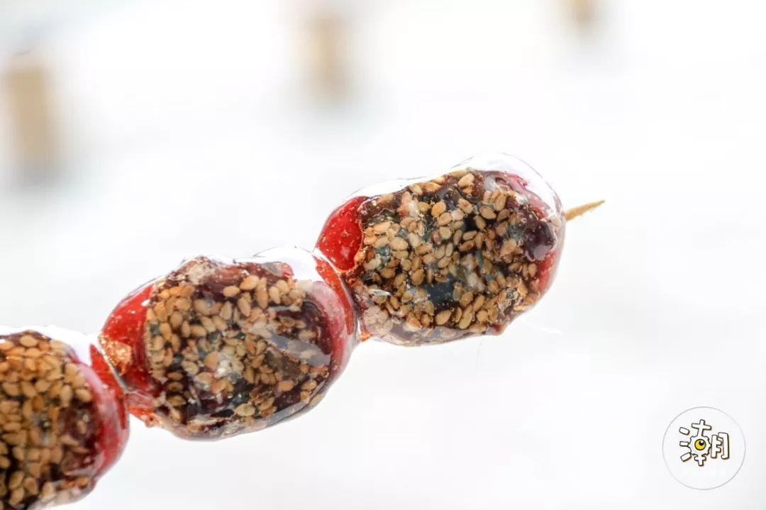 肚子里早已满满的  需要来根儿糖堆消化消化 里面夹着的豆沙和糯米