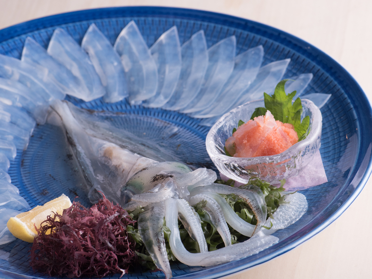 用以呼子(佐贺县唐津市)为中心的严选"长枪鱿鱼"打造的"活鱿鱼生鱼片